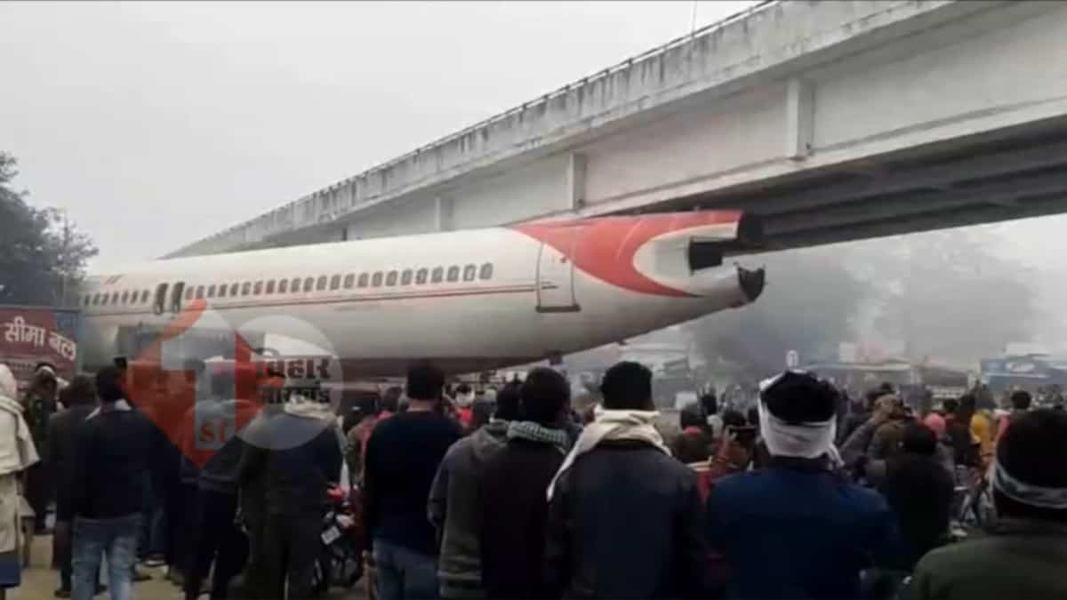 India, aereo rimane bloccato sotto un ponte
