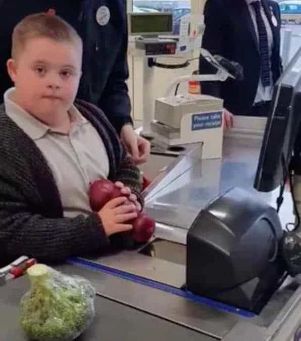 Il gentile manager della supermercato lascia che il ragazzo con la sindrome di Down realizzi il suo sogno di fare il cassiere