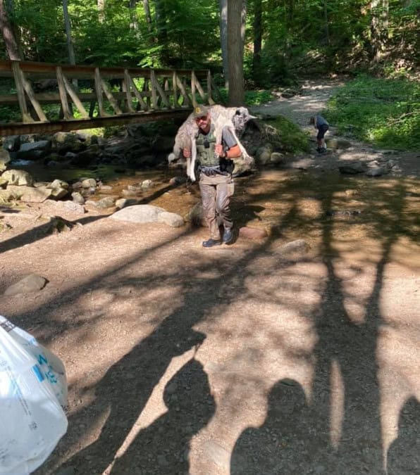 Il ranger che ha salvato un cane in pericolo nel bosco