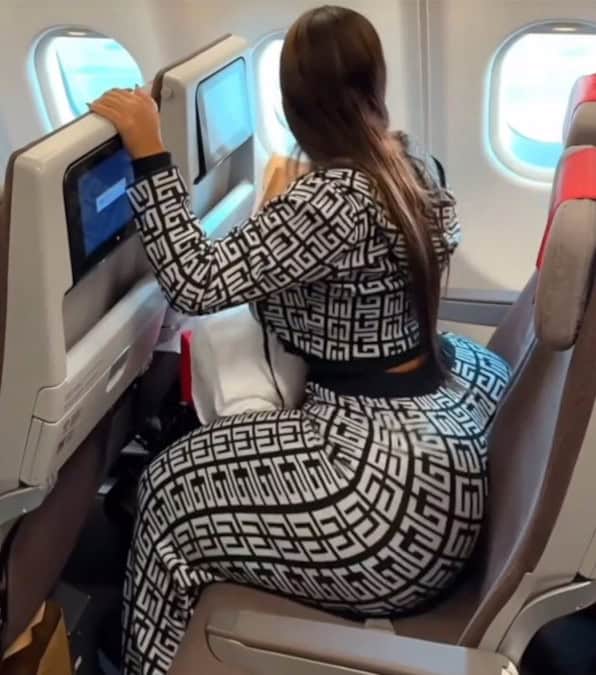 Modella chiede alle compagnie aeree e chiede sedili più grandi per il suo fondoschiena