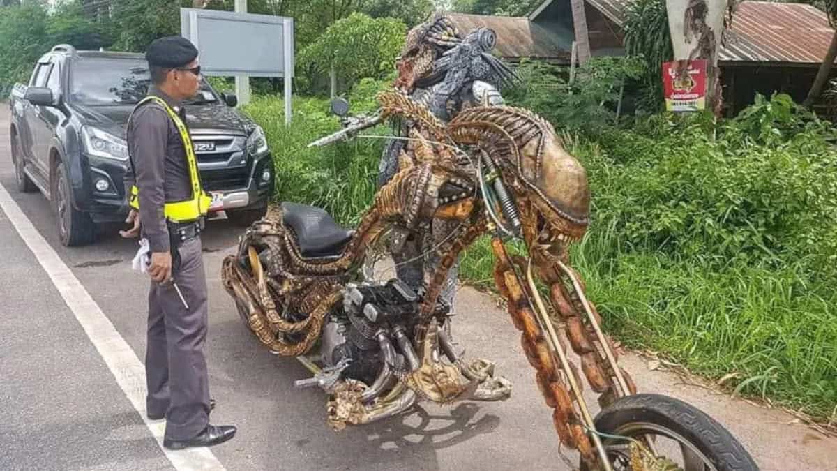 Motociclista in costume da Predator diventa una celebrità in Tailandia